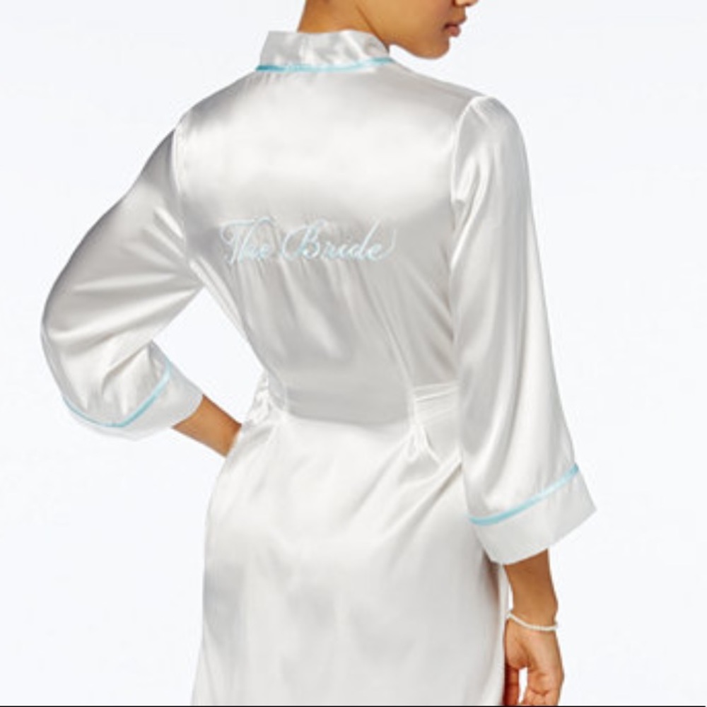 👰🏼 Satin bridal robe